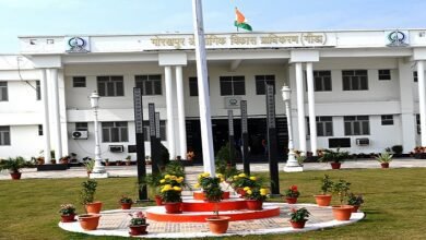 लखनऊ : पूर्वांचल के औद्योगिक विकास को नई रफ्तार देने वाले गोरखपुर औद्योगिक विकास प्राधिकरण (गीडा) का 36वां स्थापना दिवस समारोह 29 नवंबर से 1 दिसंबर तक आयोजित होगा। मुख्यमंत्री योगी आदित्यनाथ उदघाटन कर भूमि आवंटन, नई औद्योगिक इकाइयों के लोकार्पण-शिलान्यास के माध्यम से हजारों करोड़ रुपये के निवेश और रोजगार के अवसरों का मार्ग प्रशस्त करेंगे। 2017 के बाद से यहां निवेशकों का रुझान तेजी से बढ़ा है, जिससे 11618.75 करोड़ रुपये के निवेश और 39448 रोजगारों का सृजन हुआ। इस वर्ष 116 भूखंडों के आवंटन से 6139 करोड़ का निवेश प्रस्तावित है। व्यापार मेले में ओडीओपी व स्थानीय उत्पाद आकर्षण का केंद्र होंगे।