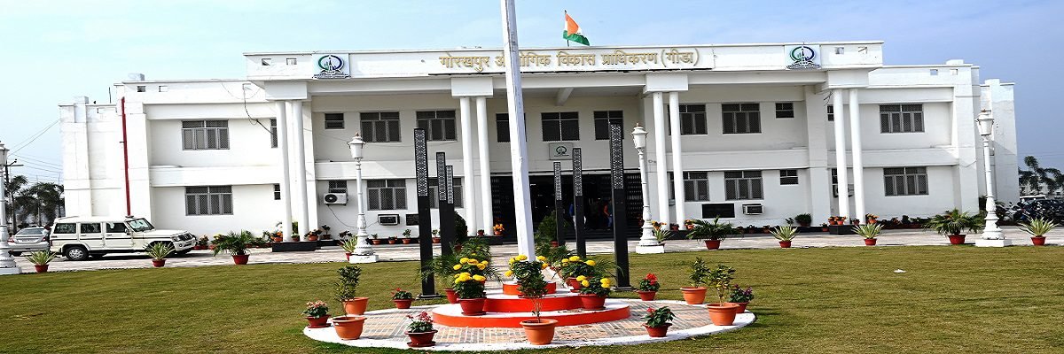 लखनऊ : पूर्वांचल के औद्योगिक विकास को नई रफ्तार देने वाले गोरखपुर औद्योगिक विकास प्राधिकरण (गीडा) का 36वां स्थापना दिवस समारोह 29 नवंबर से 1 दिसंबर तक आयोजित होगा। मुख्यमंत्री योगी आदित्यनाथ उदघाटन कर भूमि आवंटन, नई औद्योगिक इकाइयों के लोकार्पण-शिलान्यास के माध्यम से हजारों करोड़ रुपये के निवेश और रोजगार के अवसरों का मार्ग प्रशस्त करेंगे। 2017 के बाद से यहां निवेशकों का रुझान तेजी से बढ़ा है, जिससे 11618.75 करोड़ रुपये के निवेश और 39448 रोजगारों का सृजन हुआ। इस वर्ष 116 भूखंडों के आवंटन से 6139 करोड़ का निवेश प्रस्तावित है। व्यापार मेले में ओडीओपी व स्थानीय उत्पाद आकर्षण का केंद्र होंगे।