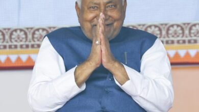 बिहार के मुख्यमंत्री नीतीश कुमार ने लगभग दो दशकों में दसवीं बार शपथ लेकर भारतीय राजनीति में नया रिकॉर्ड कायम किया है। हालिया विधानसभा चुनाव में उम्र, स्वास्थ्य और लोकप्रियता में कमी जैसे मुद्दों के बावजूद मतदाताओं ने उन पर भरोसा जताया। विशेष रूप से महिला मतदाताओं के 71 प्रतिशत से अधिक मतदान और 10 हजार रुपये की सहायता राशि का बड़ा प्रभाव दिखा। भाजपा–जदयू गठबंधन ने 101-101 सीटों पर संयुक्त रूप से चुनाव लड़कर मजबूत प्रदर्शन किया। स्वच्छ छवि, अनुभव और स्थिर नेतृत्व के कारण नीतीश कुमार एक बार फिर राज्य की पसंद बने।