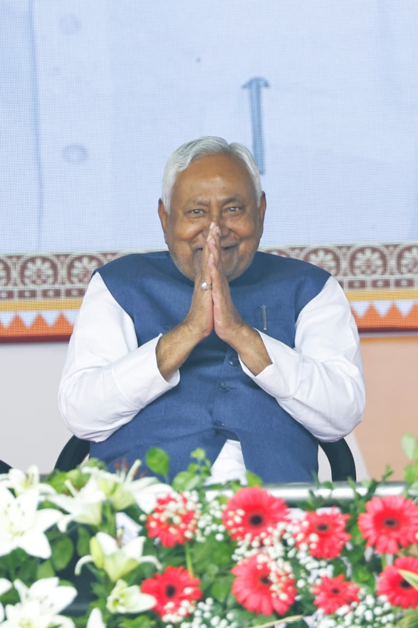 बिहार के मुख्यमंत्री नीतीश कुमार ने लगभग दो दशकों में दसवीं बार शपथ लेकर भारतीय राजनीति में नया रिकॉर्ड कायम किया है। हालिया विधानसभा चुनाव में उम्र, स्वास्थ्य और लोकप्रियता में कमी जैसे मुद्दों के बावजूद मतदाताओं ने उन पर भरोसा जताया। विशेष रूप से महिला मतदाताओं के 71 प्रतिशत से अधिक मतदान और 10 हजार रुपये की सहायता राशि का बड़ा प्रभाव दिखा। भाजपा–जदयू गठबंधन ने 101-101 सीटों पर संयुक्त रूप से चुनाव लड़कर मजबूत प्रदर्शन किया। स्वच्छ छवि, अनुभव और स्थिर नेतृत्व के कारण नीतीश कुमार एक बार फिर राज्य की पसंद बने।