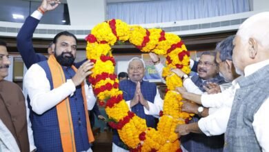 बिहार के मुख्यमंत्री नीतीश कुमार ने राजग विधायक दल का नेता चुने जाने के बाद अपने पद से इस्तीफा दे दिया और राज्यपाल आरिफ मोहम्मद खान के समक्ष नई राजग सरकार बनाने का दावा पेश किया। उन्होंने समर्थन पत्र और सभी राजग विधायकों की सूची राज्यपाल को सौंपी। बैठक में चिराग पासवान, उपेंद्र कुशवाहा और जीतनराम मांझी सहित सभी प्रमुख नेता उपस्थित थे। नीतीश कुमार 20 नवंबर को गांधी मैदान में मुख्यमंत्री पद की शपथ लेंगे, जिसमें प्रधानमंत्री नरेंद्र मोदी और कई राज्यों के मुख्यमंत्री शामिल हो सकते हैं। हालिया चुनाव में राजग ने 202 सीटें जीतकर स्पष्ट बहुमत हासिल किया।