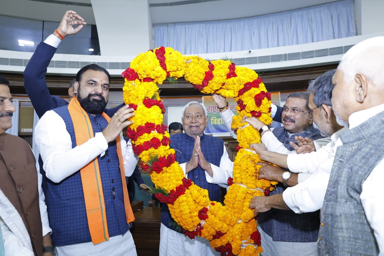 बिहार के मुख्यमंत्री नीतीश कुमार ने राजग विधायक दल का नेता चुने जाने के बाद अपने पद से इस्तीफा दे दिया और राज्यपाल आरिफ मोहम्मद खान के समक्ष नई राजग सरकार बनाने का दावा पेश किया। उन्होंने समर्थन पत्र और सभी राजग विधायकों की सूची राज्यपाल को सौंपी। बैठक में चिराग पासवान, उपेंद्र कुशवाहा और जीतनराम मांझी सहित सभी प्रमुख नेता उपस्थित थे। नीतीश कुमार 20 नवंबर को गांधी मैदान में मुख्यमंत्री पद की शपथ लेंगे, जिसमें प्रधानमंत्री नरेंद्र मोदी और कई राज्यों के मुख्यमंत्री शामिल हो सकते हैं। हालिया चुनाव में राजग ने 202 सीटें जीतकर स्पष्ट बहुमत हासिल किया।