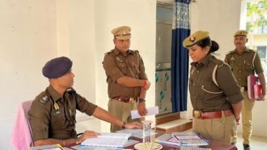 देवरिया के पुलिस अधीक्षक संजीव सुमन ने बुधवार को भलुअनी थाने का औचक निरीक्षण किया। निरीक्षण के दौरान उन्होंने थाना परिसर, मालखाना, हवालात, आरक्षी बैरक, शस्त्रागार और महिला सहायता कक्ष की व्यवस्था देखी। अभिलेखों के रख-रखाव, लंबित विवेचनाओं और जनशिकायतों के निस्तारण की स्थिति की समीक्षा करते हुए एसपी ने थानाध्यक्ष को स्वच्छता, पारदर्शिता और संवेदनशीलता के साथ कार्य करने के निर्देश दिए।