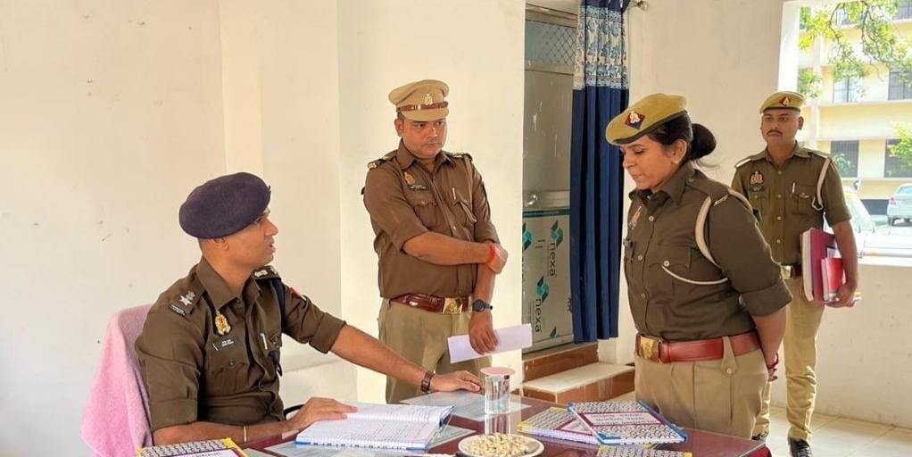 देवरिया के पुलिस अधीक्षक संजीव सुमन ने बुधवार को भलुअनी थाने का औचक निरीक्षण किया। निरीक्षण के दौरान उन्होंने थाना परिसर, मालखाना, हवालात, आरक्षी बैरक, शस्त्रागार और महिला सहायता कक्ष की व्यवस्था देखी। अभिलेखों के रख-रखाव, लंबित विवेचनाओं और जनशिकायतों के निस्तारण की स्थिति की समीक्षा करते हुए एसपी ने थानाध्यक्ष को स्वच्छता, पारदर्शिता और संवेदनशीलता के साथ कार्य करने के निर्देश दिए।