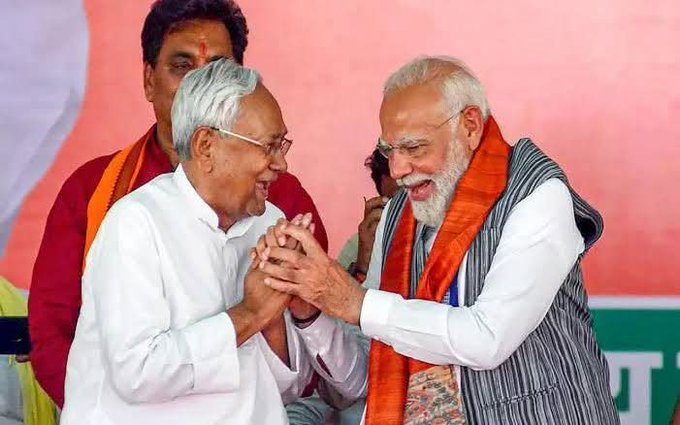 बिहार विधानसभा चुनाव में एनडीए की ऐतिहासिक जीत के बाद देशभर में भाजपा कार्यकर्ताओं में उत्साह का माहौल है। दिल्ली, रायपुर और अन्य राज्यों के पार्टी कार्यालयों में मिठाइयाँ बांटी गईं और ढोल-नगाड़ों पर जश्न मनाया गया। प्रधानमंत्री नरेन्द्र मोदी ने इसे सुशासन, विकास और सामाजिक न्याय की जीत बताया, जबकि गृह मंत्री अमित शाह ने इसे ‘विकसित बिहार’ में विश्वास रखने वाले हर नागरिक की विजय कहा। विभिन्न राज्यों के नेताओं और संगठनों ने भी जनता को धन्यवाद देते हुए नए संकल्प के साथ सेवा का आश्वासन दिया।