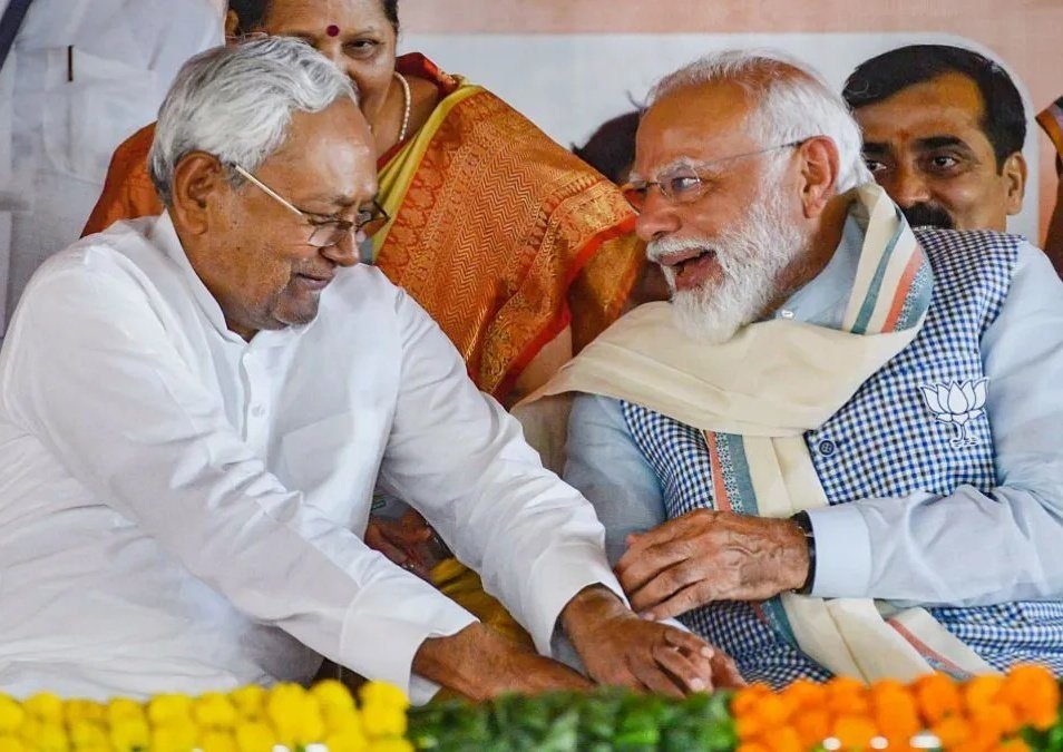 बिहार विधानसभा चुनाव में एनडीए ने अभूतपूर्व जीत दर्ज करते हुए 243 में से 202 सीटों पर कब्जा किया, जबकि महागठबंधन सिर्फ 35 सीटों पर सिमट गया। मतदाताओं ने सुशासन, विकास और स्थिर नेतृत्व पर भरोसा जताते हुए विपक्ष के आरोपों और वादों को नकार दिया। माना जा रहा है कि महिलाओं को दी गई आर्थिक सहायता योजना और नीतीश–मोदी नेतृत्व की विश्वसनीयता ने निर्णायक भूमिका निभाई। राजद और कांग्रेस दोनों को बड़ा झटका लगा है। प्रधानमंत्री मोदी और मुख्यमंत्री नीतीश कुमार ने इसे जनता की उम्मीदों और विकास की जीत बताया।