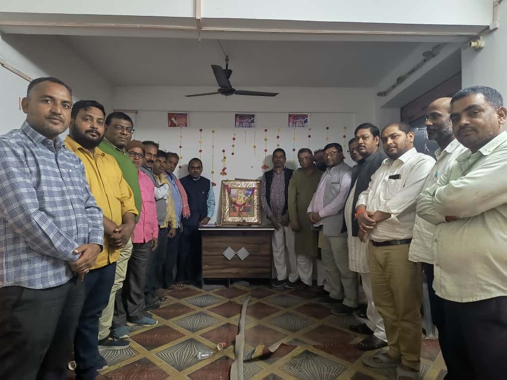 सेवरही के गांधीनगर वार्ड स्थित निर्गुणायत भवन में मध्यदेशीय कांदू वैश्य महासभा और बाबा गणिनाथ कांदू सेवा संस्थान की संयुक्त बैठक आयोजित हुई। बिहार विधानसभा में मध्यदेशिया कांदू समाज के सभी छह नवनिर्वाचित विधायकों की जीत पर समाजजनों ने एक-दूसरे को मिठाई खिलाकर खुशी व्यक्त की। बैठक में प्रदेश उपाध्यक्ष माया शंकर निर्गुणायत ने कहा कि यह जीत समाज की एकता और राजनीतिक जागरूकता का परिणाम है।