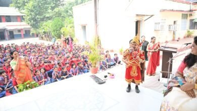 बाल निकेतन, बरेका में बाल दिवस और अखिल भारतीय ड्राइंग, पेंटिंग व निबंध प्रतियोगिताओं के विजेताओं को सम्मानित किया गया। अध्यक्षा श्रीमती मोनिका श्रीवास्तव ने बच्चों को पुरस्कृत किया। फैंसी ड्रेस सहित विभिन्न प्रतियोगिताओं में बच्चों की रचनात्मक प्रतिभा ने सभी का मन मोह लिया।