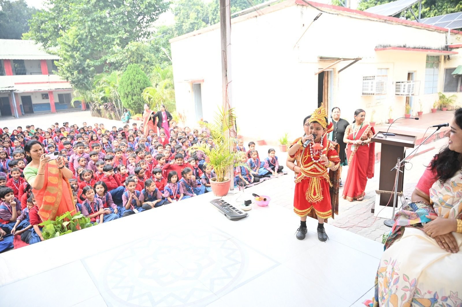 बाल निकेतन, बरेका में बाल दिवस और अखिल भारतीय ड्राइंग, पेंटिंग व निबंध प्रतियोगिताओं के विजेताओं को सम्मानित किया गया। अध्यक्षा श्रीमती मोनिका श्रीवास्तव ने बच्चों को पुरस्कृत किया। फैंसी ड्रेस सहित विभिन्न प्रतियोगिताओं में बच्चों की रचनात्मक प्रतिभा ने सभी का मन मोह लिया।