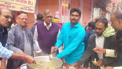 वाराणसी में सामाजिक संस्था संकल्प द्वारा संचालित संकल्प अन्न क्षेत्र के तहत प्रत्येक शनिवार की तरह इस सप्ताह भी खिचड़ी प्रसाद वितरण किया गया। श्री संकटमोचन हनुमान मंदिर में भोग-अर्पण के बाद शुरू हुए इस सेवा कार्य में बड़ी संख्या में श्रद्धालुओं और जरूरतमंदों ने प्रसाद ग्रहण किया। संस्था सदस्यों ने सेवा भाव से सहयोग दिया।