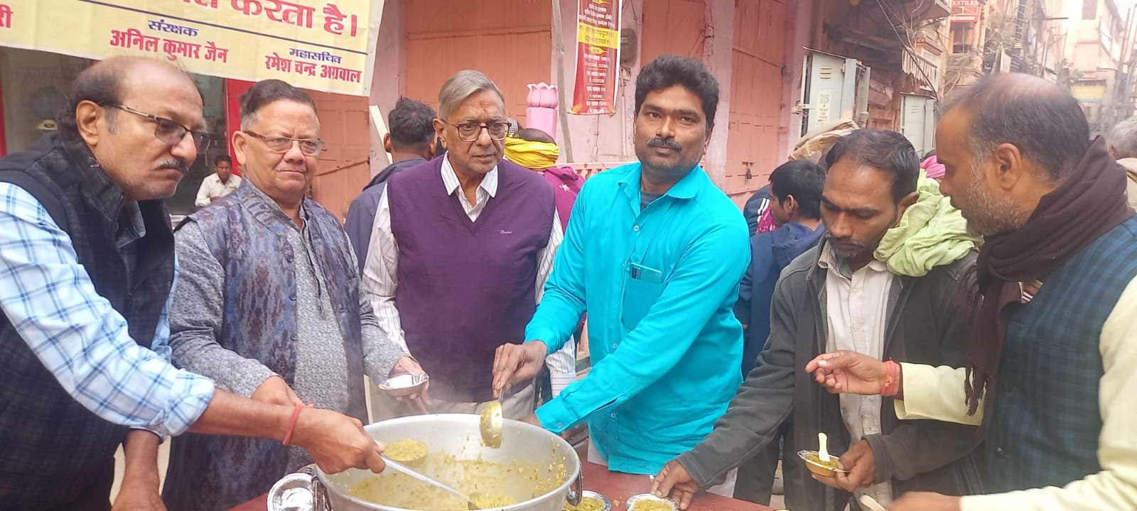 वाराणसी में सामाजिक संस्था संकल्प द्वारा संचालित संकल्प अन्न क्षेत्र के तहत प्रत्येक शनिवार की तरह इस सप्ताह भी खिचड़ी प्रसाद वितरण किया गया। श्री संकटमोचन हनुमान मंदिर में भोग-अर्पण के बाद शुरू हुए इस सेवा कार्य में बड़ी संख्या में श्रद्धालुओं और जरूरतमंदों ने प्रसाद ग्रहण किया। संस्था सदस्यों ने सेवा भाव से सहयोग दिया।