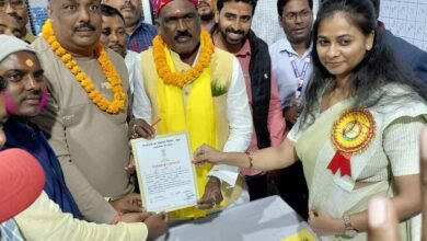 बिहार विधानसभा चुनाव 2025 में कानू हलवाई समाज ने इतिहास रचते हुए एनडीए गठबंधन की ओर से दी गई सभी छह सीटों पर शानदार जीत हासिल की। यह विजय समाज की राजनीतिक जागरूकता, एकता और भाजपा-जदयू नेतृत्व में विश्वास का प्रमाण है। आरजेडी द्वारा टिकट से वंचित किए जाने के बाद समाज ने एकमुश्त वोटिंग से अपनी ताकत का प्रदर्शन किया। बाबा गणिनाथ जी के आशीर्वाद, सुशासन की अपेक्षा और नेतृत्व के प्रति विश्वास ने इस समुदाय को अब उपमुख्यमंत्री पद की मांग तक पहुँचा दिया है। यह लेख समाज की इस राजनीतिक यात्रा की प्रेरणादायक कहानी को सामने लाता है।