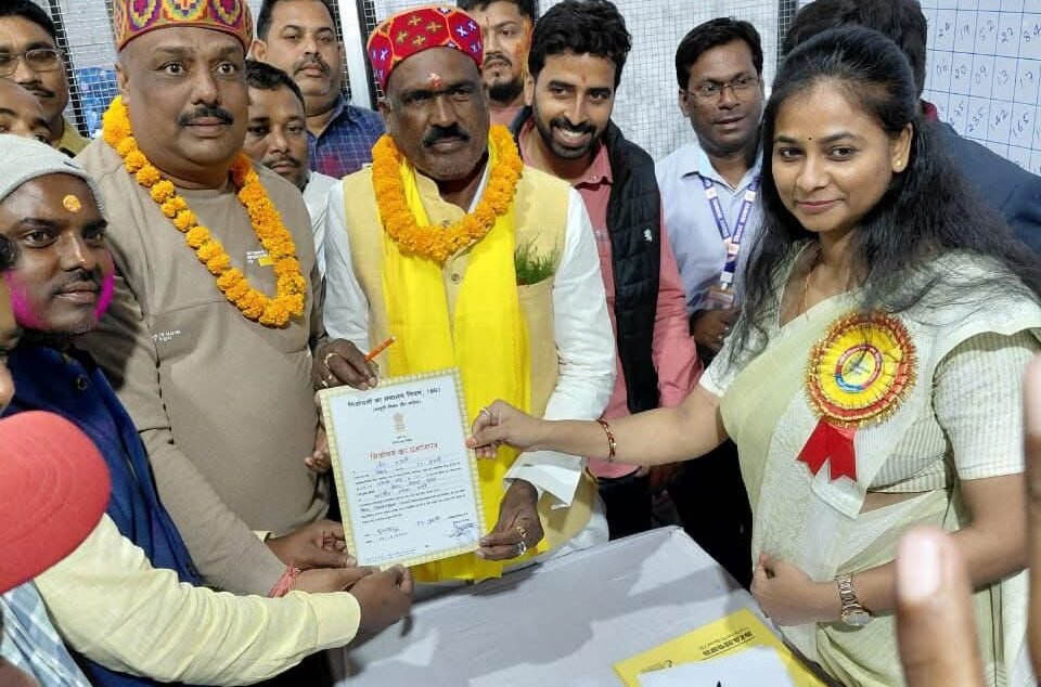 बिहार विधानसभा चुनाव 2025 में कानू हलवाई समाज ने इतिहास रचते हुए एनडीए गठबंधन की ओर से दी गई सभी छह सीटों पर शानदार जीत हासिल की। यह विजय समाज की राजनीतिक जागरूकता, एकता और भाजपा-जदयू नेतृत्व में विश्वास का प्रमाण है। आरजेडी द्वारा टिकट से वंचित किए जाने के बाद समाज ने एकमुश्त वोटिंग से अपनी ताकत का प्रदर्शन किया। बाबा गणिनाथ जी के आशीर्वाद, सुशासन की अपेक्षा और नेतृत्व के प्रति विश्वास ने इस समुदाय को अब उपमुख्यमंत्री पद की मांग तक पहुँचा दिया है। यह लेख समाज की इस राजनीतिक यात्रा की प्रेरणादायक कहानी को सामने लाता है।