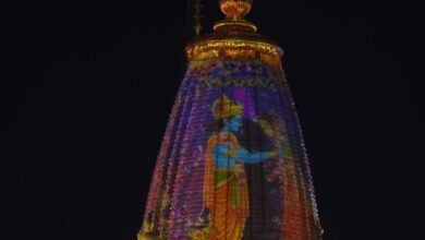 प्रधानमंत्री नरेंद्र मोदी मंगलवार को अयोध्या पहुंचकर राम जन्मभूमि मंदिर के शिखर पर भगवा ध्वज फहराएंगे। इसके लिए मंदिर परिसर और शहर में तैयारियां पूरी कर ली गई हैं। मुख्यमंत्री योगी आदित्यनाथ ने सोमवार को सभी व्यवस्थाओं का जायजा लिया। सुरक्षा व्यवस्था अभूतपूर्व है—कुल 6970 सुरक्षा कर्मी, NSG स्नाइपर, ATS कमांडो, एंटी-ड्रोन यूनिट, BDFS टीम, ट्रैफिक यूनिट, हाई-टेक स्कैनिंग सिस्टम और ड्रोन विजिलेंस तैनात किए गए हैं। कार्यक्रम मार्गशीर्ष शुक्ल पंचमी के शुभ मुहूर्त में होगा। मंदिर परिसर के शिखर, परकोटे और रामायण आधारित शिल्पकारी अयोध्या की सांस्कृतिक भव्यता का प्रमाण हैं।