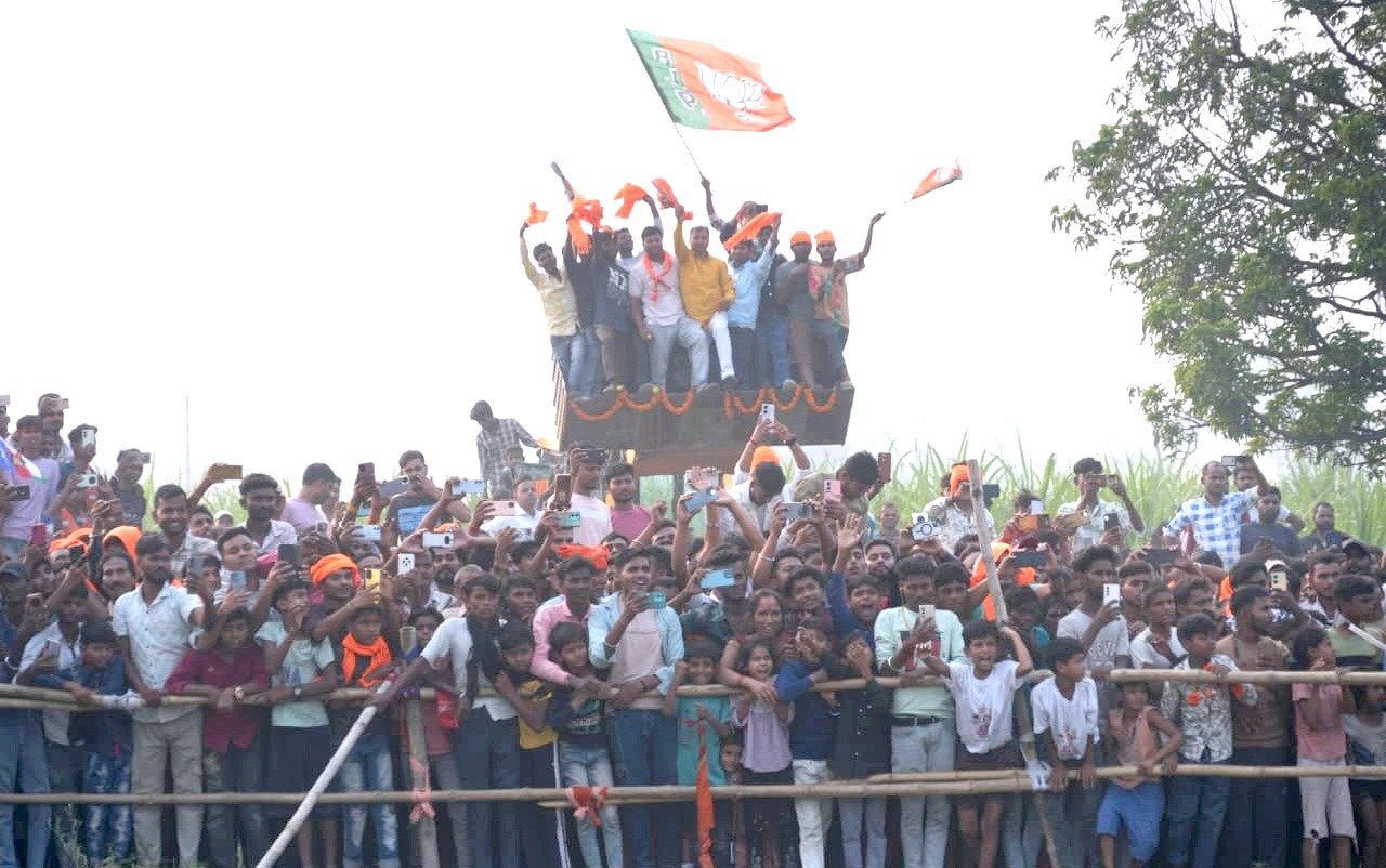 लखीसराय में मुख्यमंत्री योगी आदित्यनाथ ने जनसभा को संबोधित करते हुए विपक्ष पर तीखा प्रहार किया और कहा कि बिहार में अब जंगलराज और गुंडाराज की वापसी नहीं होने दी जाएगी। उन्होंने कहा कि प्रधानमंत्री मोदी और मुख्यमंत्री नीतीश कुमार के नेतृत्व में बिहार ने सुशासन और विकास की नई मिसाल कायम की है। योगी ने कहा कि एनडीए सरकार ने गरीबों के घरों में उजाला, सुरक्षा और सम्मान पहुंचाया है। लालटेन के अंधकार का युग खत्म हो चुका है — अब बिहार विकास की रौशनी में आगे बढ़ रहा है।