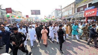 गोरखपुर में मुख्यमंत्री योगी आदित्यनाथ ने सरदार वल्लभ भाई पटेल की 150वीं जयंती पर प्रदेशभर में एकता यात्रा का शुभारंभ किया। उन्होंने वंदे मातरम के विरोध पर कांग्रेस और सपा पर तीखा प्रहार करते हुए कहा कि कोई भी मत, मजहब या व्यक्ति राष्ट्र से बड़ा नहीं हो सकता। सीएम ने घोषणा की कि उत्तर प्रदेश के सभी विद्यालयों में वंदे मातरम का गायन अनिवार्य किया जाएगा। उन्होंने सरदार पटेल को भारत की अखंडता का शिल्पी बताया और कहा कि “नए जिन्ना” की सोच को समाज में पनपने से पहले ही खत्म करना होगा।