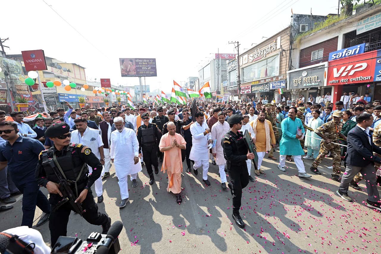 गोरखपुर में मुख्यमंत्री योगी आदित्यनाथ ने सरदार वल्लभ भाई पटेल की 150वीं जयंती पर प्रदेशभर में एकता यात्रा का शुभारंभ किया। उन्होंने वंदे मातरम के विरोध पर कांग्रेस और सपा पर तीखा प्रहार करते हुए कहा कि कोई भी मत, मजहब या व्यक्ति राष्ट्र से बड़ा नहीं हो सकता। सीएम ने घोषणा की कि उत्तर प्रदेश के सभी विद्यालयों में वंदे मातरम का गायन अनिवार्य किया जाएगा। उन्होंने सरदार पटेल को भारत की अखंडता का शिल्पी बताया और कहा कि “नए जिन्ना” की सोच को समाज में पनपने से पहले ही खत्म करना होगा।