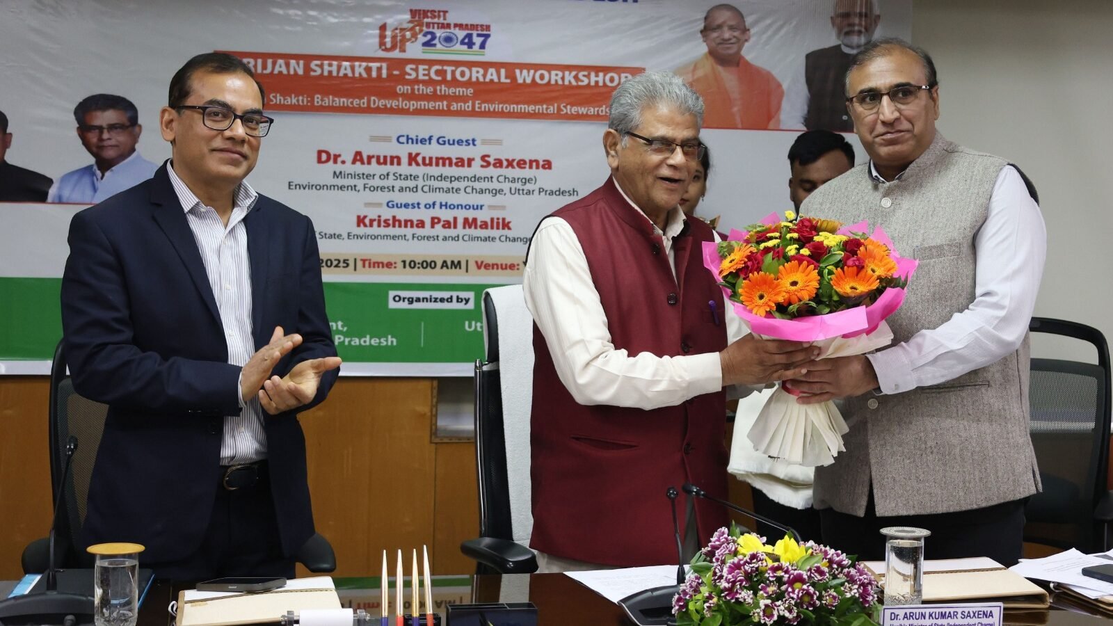 लखनऊ में विकसित उत्तर प्रदेश-2047 के तहत आयोजित वर्कशॉप में पर्यावरण, हरित ऊर्जा और संतुलित विकास पर विस्तृत चर्चा हुई। वन राज्यमंत्री डॉ. अरुण कुमार सक्सेना ने कहा कि योगी सरकार पर्यावरण समावेशी नीतियों को धरातल पर उतारने के लिए प्रतिबद्ध है। कार्यक्रम में स्किल डेवलपमेंट, नवीकरणीय ऊर्जा, पारिस्थितिकी तंत्र संरक्षण, कार्बन उत्सर्जन में कमी, जलवायु वित्त, परिपत्र अर्थव्यवस्था और जिलास्तरीय अनुकूलन उपायों पर जोर दिया गया। वरिष्ठ अधिकारियों, विशेषज्ञों और संस्थानों ने सतत एवं जलवायु अनुकूल विकास के लिए दीर्घकालिक रणनीतियां प्रस्तुत कीं। यह वर्कशॉप यूपी की हरित ऊर्जा और पर्यावरणीय प्रतिबद्धता का व्यापक चित्रण बनी।