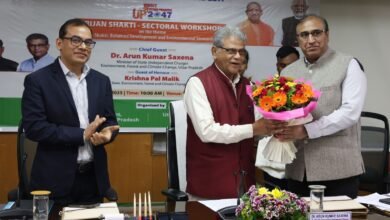 लखनऊ में विकसित उत्तर प्रदेश-2047 के तहत आयोजित वर्कशॉप में पर्यावरण, हरित ऊर्जा और संतुलित विकास पर विस्तृत चर्चा हुई। वन राज्यमंत्री डॉ. अरुण कुमार सक्सेना ने कहा कि योगी सरकार पर्यावरण समावेशी नीतियों को धरातल पर उतारने के लिए प्रतिबद्ध है। कार्यक्रम में स्किल डेवलपमेंट, नवीकरणीय ऊर्जा, पारिस्थितिकी तंत्र संरक्षण, कार्बन उत्सर्जन में कमी, जलवायु वित्त, परिपत्र अर्थव्यवस्था और जिलास्तरीय अनुकूलन उपायों पर जोर दिया गया। वरिष्ठ अधिकारियों, विशेषज्ञों और संस्थानों ने सतत एवं जलवायु अनुकूल विकास के लिए दीर्घकालिक रणनीतियां प्रस्तुत कीं। यह वर्कशॉप यूपी की हरित ऊर्जा और पर्यावरणीय प्रतिबद्धता का व्यापक चित्रण बनी।