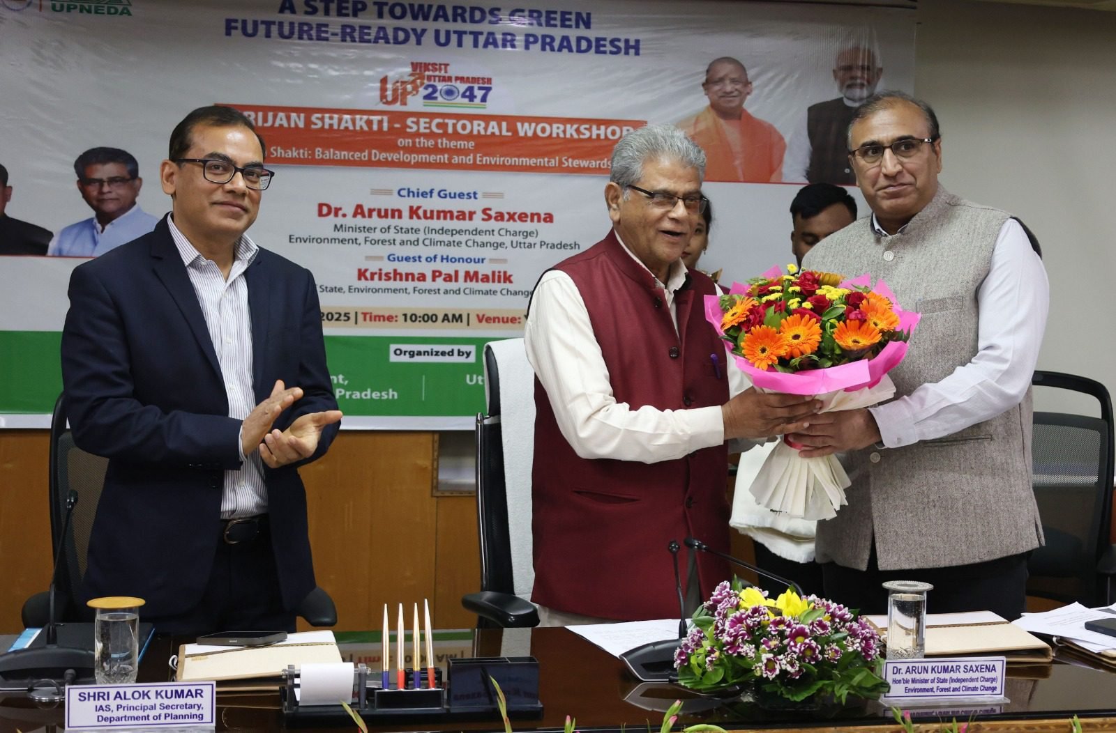 लखनऊ में विकसित उत्तर प्रदेश-2047 के तहत आयोजित वर्कशॉप में पर्यावरण, हरित ऊर्जा और संतुलित विकास पर विस्तृत चर्चा हुई। वन राज्यमंत्री डॉ. अरुण कुमार सक्सेना ने कहा कि योगी सरकार पर्यावरण समावेशी नीतियों को धरातल पर उतारने के लिए प्रतिबद्ध है। कार्यक्रम में स्किल डेवलपमेंट, नवीकरणीय ऊर्जा, पारिस्थितिकी तंत्र संरक्षण, कार्बन उत्सर्जन में कमी, जलवायु वित्त, परिपत्र अर्थव्यवस्था और जिलास्तरीय अनुकूलन उपायों पर जोर दिया गया। वरिष्ठ अधिकारियों, विशेषज्ञों और संस्थानों ने सतत एवं जलवायु अनुकूल विकास के लिए दीर्घकालिक रणनीतियां प्रस्तुत कीं। यह वर्कशॉप यूपी की हरित ऊर्जा और पर्यावरणीय प्रतिबद्धता का व्यापक चित्रण बनी।