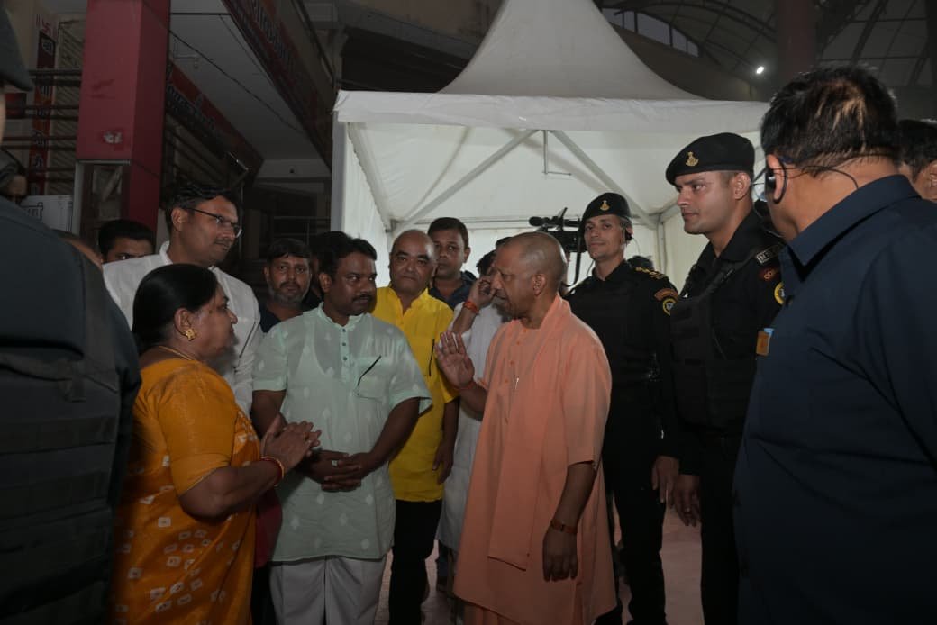 गोरखपुर। मुख्यमंत्री योगी आदित्यनाथ ने मंगलवार शाम विरासत गलियारा के निर्माण कार्य का निरीक्षण किया और कहा कि किसी भी दुकानदार का हित प्रभावित नहीं होने दिया जाएगा। जिनकी दुकानें पूरी तरह गलियारे के दायरे में आ गई हैं, उन्हें नया कॉम्प्लेक्स बनाकर दुकानें दी जाएंगी। मुख्यमंत्री ने जीडीए और नगर निगम को इसके लिए तैयारी के निर्देश दिए। निरीक्षण के दौरान सीएम योगी ने पांडेयहाता, घंटाघर, हजारीपुर और जटाशंकर चौराहों पर रुककर निर्माण की समीक्षा की तथा गुणवत्ता और समय सीमा को लेकर अधिकारियों को सख्त चेतावनी दी।