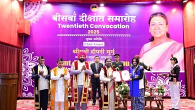 राष्ट्रपति द्रौपदी मुर्मु ने नैनीताल में कुमाऊं विश्वविद्यालय के दीक्षांत समारोह को संबोधित करते हुए कहा कि भारत तेजी से बढ़ती अर्थव्यवस्थाओं में अग्रणी है और युवाओं को इसके विकास में अपनी संकल्पशक्ति से योगदान देना चाहिए। उन्होंने कहा कि शिक्षा से अर्जित धन को समाज और वंचित वर्ग की सेवा में लगाना ही सच्चा धर्म है। राष्ट्रपति ने युवाओं से कहा कि शिक्षा ऐसी होनी चाहिए जो बौद्धिकता के साथ चरित्र और नैतिक बल को भी मजबूत करे। उन्होंने शिक्षकों से गांवों को गोद लेकर विकास में भागीदारी करने की अपील की।