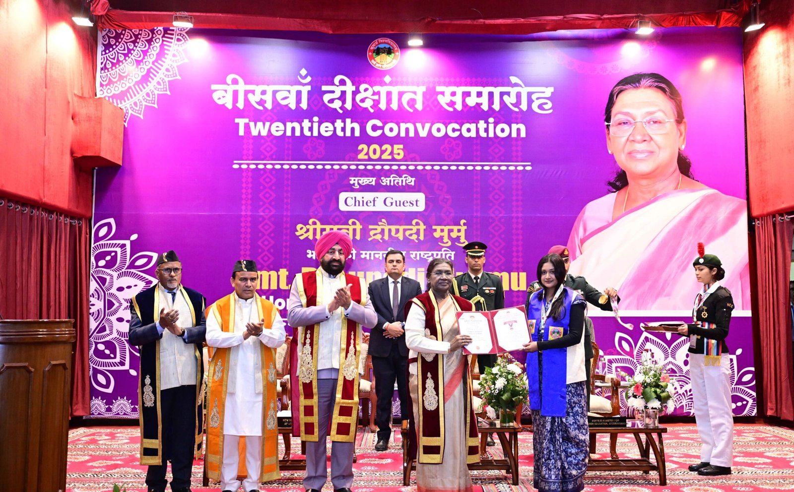 राष्ट्रपति द्रौपदी मुर्मु ने नैनीताल में कुमाऊं विश्वविद्यालय के दीक्षांत समारोह को संबोधित करते हुए कहा कि भारत तेजी से बढ़ती अर्थव्यवस्थाओं में अग्रणी है और युवाओं को इसके विकास में अपनी संकल्पशक्ति से योगदान देना चाहिए। उन्होंने कहा कि शिक्षा से अर्जित धन को समाज और वंचित वर्ग की सेवा में लगाना ही सच्चा धर्म है। राष्ट्रपति ने युवाओं से कहा कि शिक्षा ऐसी होनी चाहिए जो बौद्धिकता के साथ चरित्र और नैतिक बल को भी मजबूत करे। उन्होंने शिक्षकों से गांवों को गोद लेकर विकास में भागीदारी करने की अपील की।