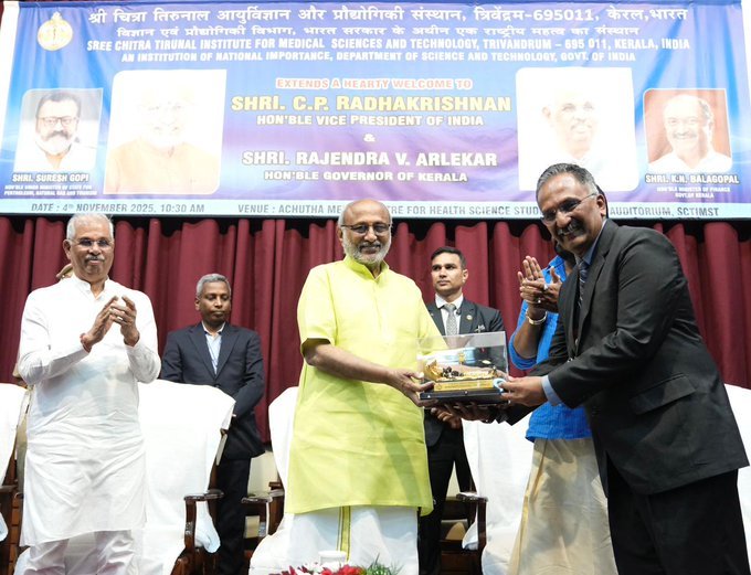 उपराष्ट्रपति श्री सी. पी. राधाकृष्णन ने तिरुवनंतपुरम स्थित श्री चित्रा तिरुनल आयुर्विज्ञान एवं प्रौद्योगिकी संस्थान - एससीटीआईएमएसटी का दौरा किया। उन्होंने संस्थान की 40 वर्षों से अधिक की नवाचार यात्रा, जैसे स्वदेशी चित्रा हृदय वाल्व, रक्त बैग और तपेदिक जांच किट के विकास की सराहना की। उपराष्ट्रपति ने कहा कि आत्मनिर्भर भारत की दिशा में चिकित्सा तकनीक और अनुसंधान की भूमिका महत्वपूर्ण है। इस अवसर पर केरल के राज्यपाल, केंद्रीय मंत्री सुरेश गोपी और अन्य वरिष्ठ अधिकारी उपस्थित रहे।