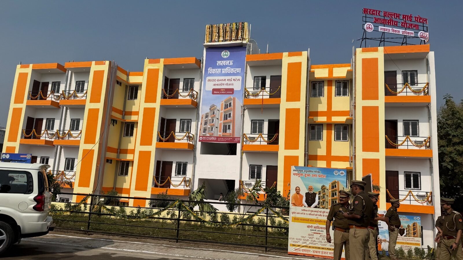 लखनऊ में मुख्यमंत्री योगी आदित्यनाथ ने ‘सरदार वल्लभभाई पटेल आवासीय योजना’ का शुभारंभ कर 72 गरीब परिवारों को फ्लैट आवंटन पत्र सौंपे। यह भूमि कभी माफिया मुख्तार अंसारी जैसे अपराधियों के कब्ज़े में थी। कार्यक्रम में पूर्व डीजीपी और राज्यसभा सांसद बृजलाल ने कहा कि सपा सरकारों में अपराधियों का राज था, लेकिन योगी राज में कानून का शासन स्थापित हुआ है। अब जहां रंगदारी चलती थी, वहां विकास की नई इमारतें खड़ी हैं। योगी सरकार ने यूपी को भय और भ्रष्टाचार से मुक्त कर निवेश और सुशासन का प्रतीक बना दिया है।