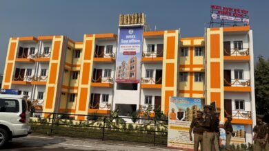लखनऊ में मुख्यमंत्री योगी आदित्यनाथ ने ‘सरदार वल्लभभाई पटेल आवासीय योजना’ का शुभारंभ कर 72 गरीब परिवारों को फ्लैट आवंटन पत्र सौंपे। यह भूमि कभी माफिया मुख्तार अंसारी जैसे अपराधियों के कब्ज़े में थी। कार्यक्रम में पूर्व डीजीपी और राज्यसभा सांसद बृजलाल ने कहा कि सपा सरकारों में अपराधियों का राज था, लेकिन योगी राज में कानून का शासन स्थापित हुआ है। अब जहां रंगदारी चलती थी, वहां विकास की नई इमारतें खड़ी हैं। योगी सरकार ने यूपी को भय और भ्रष्टाचार से मुक्त कर निवेश और सुशासन का प्रतीक बना दिया है।