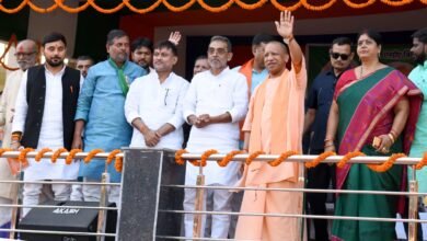 गया और सासाराम की रैलियों में मुख्यमंत्री योगी आदित्यनाथ ने बिहार विधानसभा चुनाव में एनडीए प्रत्याशियों के पक्ष में प्रचार करते हुए राजद-कांग्रेस गठबंधन पर तीखा प्रहार किया। उन्होंने कहा कि 2005 से पहले बिहार जंगलराज का प्रतीक था, जहां अपराध, जातीय हिंसा और अपहरण चरम पर थे। नीतीश कुमार के नेतृत्व में सुशासन की नींव रखी गई और प्रधानमंत्री मोदी के मार्गदर्शन में बिहार विकास की राह पर अग्रसर है। योगी ने कहा कि यूपी की तरह बिहार में भी माफिया राज खत्म होगा और सुशासन की जीत होगी।