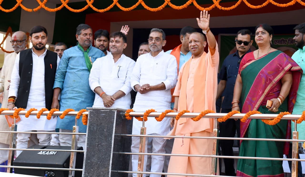 गया और सासाराम की रैलियों में मुख्यमंत्री योगी आदित्यनाथ ने बिहार विधानसभा चुनाव में एनडीए प्रत्याशियों के पक्ष में प्रचार करते हुए राजद-कांग्रेस गठबंधन पर तीखा प्रहार किया। उन्होंने कहा कि 2005 से पहले बिहार जंगलराज का प्रतीक था, जहां अपराध, जातीय हिंसा और अपहरण चरम पर थे। नीतीश कुमार के नेतृत्व में सुशासन की नींव रखी गई और प्रधानमंत्री मोदी के मार्गदर्शन में बिहार विकास की राह पर अग्रसर है। योगी ने कहा कि यूपी की तरह बिहार में भी माफिया राज खत्म होगा और सुशासन की जीत होगी।