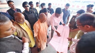 मुख्यमंत्री योगी आदित्यनाथ ने वाराणसी प्रवास के दौरान बनारस रेलवे स्टेशन पहुंचकर प्रधानमंत्री मोदी के दौरे की तैयारियों का निरीक्षण किया। उन्होंने अधिकारियों को सुरक्षा, स्वच्छता और यातायात प्रबंधन पर विशेष ध्यान देने के निर्देश दिए। प्रधानमंत्री 7-8 नवंबर को वाराणसी में विभिन्न कार्यक्रमों में शामिल होंगे।