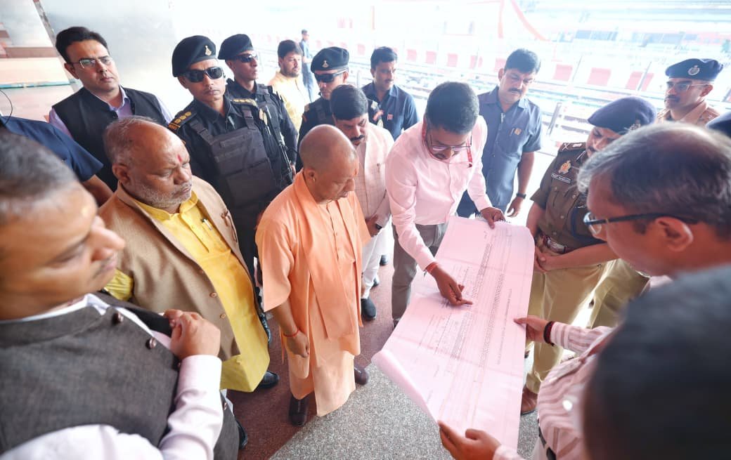 मुख्यमंत्री योगी आदित्यनाथ ने वाराणसी प्रवास के दौरान बनारस रेलवे स्टेशन पहुंचकर प्रधानमंत्री मोदी के दौरे की तैयारियों का निरीक्षण किया। उन्होंने अधिकारियों को सुरक्षा, स्वच्छता और यातायात प्रबंधन पर विशेष ध्यान देने के निर्देश दिए। प्रधानमंत्री 7-8 नवंबर को वाराणसी में विभिन्न कार्यक्रमों में शामिल होंगे।