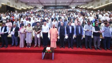 लखनऊ में लोकभवन में आयोजित कार्यक्रम में मुख्यमंत्री योगी आदित्यनाथ ने *वन्दे मातरम्* के 150 वर्ष पूर्ण होने पर राष्ट्रगीत के ऐतिहासिक महत्व को याद किया। उन्होंने कहा कि यह गीत भारत की आजादी, एकता और कर्तव्यबोध का प्रतीक है। सीएम ने राष्ट्रगीत के रचयिता बंकिम चंद्र चट्टोपाध्याय को नमन करते हुए कहा कि “वन्दे मातरम्” हर भारतीय को स्वार्थ से ऊपर उठकर राष्ट्रहित में सोचने की प्रेरणा देता है। कार्यक्रम में राष्ट्रगीत का सामूहिक गायन, स्वदेशी संकल्प और प्रदर्शनी का अवलोकन भी हुआ।