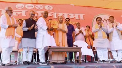 पूर्वी चंपारण के मोतिहारी में मुख्यमंत्री योगी आदित्यनाथ ने एनडीए प्रत्याशी प्रमोद कुमार के समर्थन में विशाल जनसभा को संबोधित किया। उन्होंने कांग्रेस और आरजेडी पर तीखा हमला बोलते हुए कहा कि बिहार अब अपराध नहीं, विकास की सरकार चाहता है। योगी ने कहा कि बिहार की धरती ने माँ जानकी और महात्मा गांधी को जन्म दिया, लेकिन कांग्रेस-आरजेडी ने राज्य को पिछड़ा बनाए रखा। उन्होंने कहा कि एनडीए ने बिहार को सुशासन, सुरक्षा और स्थिरता दी है। पीएम मोदी के नेतृत्व में भारत मजबूत राष्ट्र बना है और एनडीए का सुशासन ही बिहार के विकास की राह है।