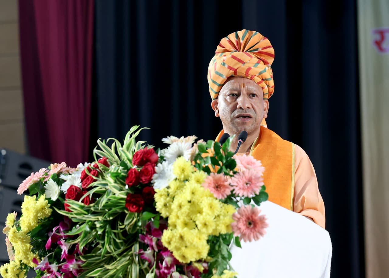 लखनऊ स्थित डॉ. राम मनोहर लोहिया राष्ट्रीय विधि विश्वविद्यालय के चतुर्थ दीक्षांत समारोह में मुख्यमंत्री योगी आदित्यनाथ ने कहा कि सशक्त न्याय व्यवस्था सुशासन का आधार है। उन्होंने युवाओं से सत्य, धर्म और निष्ठा के पथ पर चलने का आह्वान किया। मुख्यमंत्री ने बताया कि उत्तर प्रदेश में न्यायिक सुधारों के लिए ई-कोर्ट, इंटीग्रेटेड कोर्ट कॉम्प्लेक्स और फॉरेंसिक संस्थान जैसी योजनाएं लागू की जा रही हैं। सीएम योगी ने कहा कि बेंच और बार के समन्वय से ही ‘रूल ऑफ लॉ’ प्रभावी बनता है। समारोह में मेधावी विद्यार्थियों को स्वर्ण, रजत और कांस्य पदक प्रदान किए गए।