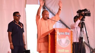 गया जिले के अतरी में एनडीए प्रत्याशी रोमित कुमार के समर्थन में जनसभा को संबोधित करते हुए उत्तर प्रदेश के मुख्यमंत्री योगी आदित्यनाथ ने विपक्ष पर तीखा प्रहार किया। उन्होंने कहा कि बिहार अब लालटेन युग नहीं, बल्कि एलईडी के उजाले में चमकने को तैयार है। राजद-कांग्रेस ने बिहार को अंधकार और अपराध में धकेला, जबकि एनडीए ने सुशासन और विकास की नींव रखी। सीएम योगी ने कहा कि यूपी की तरह बिहार में भी अपराधियों पर बुलडोजर चलेगा, नौजवानों को रोजगार मिलेगा और गरीब को सम्मान मिलेगा।