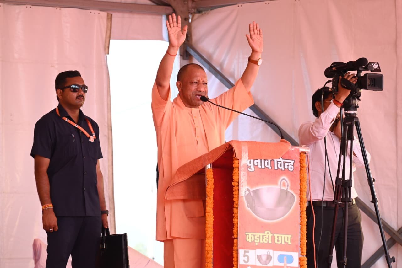 गया जिले के अतरी में एनडीए प्रत्याशी रोमित कुमार के समर्थन में जनसभा को संबोधित करते हुए उत्तर प्रदेश के मुख्यमंत्री योगी आदित्यनाथ ने विपक्ष पर तीखा प्रहार किया। उन्होंने कहा कि बिहार अब लालटेन युग नहीं, बल्कि एलईडी के उजाले में चमकने को तैयार है। राजद-कांग्रेस ने बिहार को अंधकार और अपराध में धकेला, जबकि एनडीए ने सुशासन और विकास की नींव रखी। सीएम योगी ने कहा कि यूपी की तरह बिहार में भी अपराधियों पर बुलडोजर चलेगा, नौजवानों को रोजगार मिलेगा और गरीब को सम्मान मिलेगा।