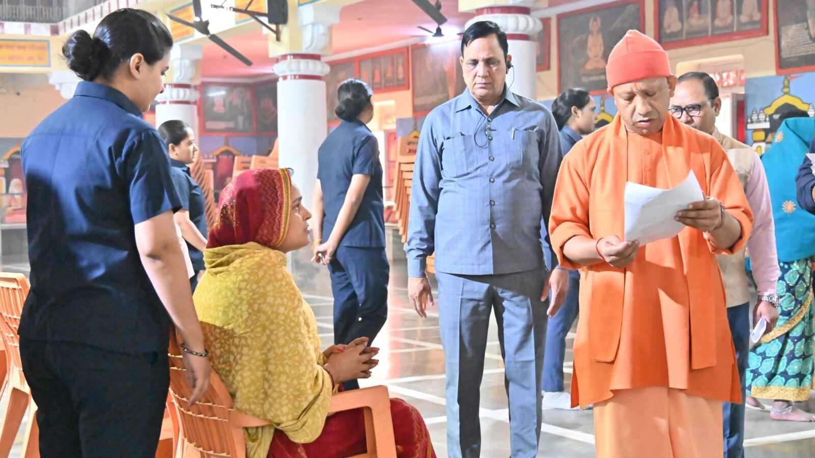 गोरखपुर में सोमवार को मुख्यमंत्री योगी आदित्यनाथ ने गोरखनाथ मंदिर में आयोजित जनता दर्शन में करीब 200 लोगों से मुलाकात कर उनकी समस्याएं सुनीं। उन्होंने आवास, विवाह अनुदान और गंभीर बीमारियों के इलाज के लिए सहायता दिलाने का आश्वासन दिया। सीएम ने अधिकारियों को निर्देश दिया कि सभी शिकायतों का निष्पक्ष और समयबद्ध निस्तारण सुनिश्चित करें। उन्होंने कहा कि सरकार हर जरूरतमंद को कल्याणकारी योजनाओं का लाभ दिलाने के लिए प्रतिबद्ध है। जनता दर्शन के दौरान सीएम ने बच्चों को आशीर्वाद और चॉकलेट भी दी।