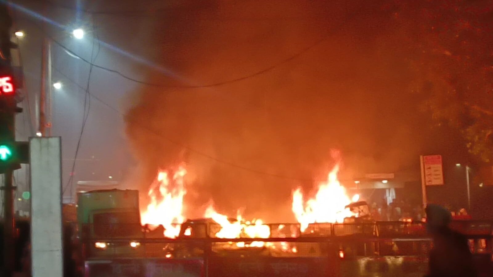 दिल्ली के लाल क़िला मेट्रो स्टेशन के गेट नंबर एक के पास सोमवार शाम एक कार में अचानक विस्फोट हो गया। धमाका इतना जबरदस्त था कि आसपास की कई गाड़ियां जलकर खाक हो गईं। हादसे में 11 लोगों की मौत और 24 लोग घायल हुए हैं। घायलों को एलएनजेपी अस्पताल में भर्ती कराया गया है। गृह मंत्री अमित शाह ने अस्पताल पहुंचकर स्थिति का जायजा लिया, जबकि प्रधानमंत्री नरेन्द्र मोदी ने उनसे फोन पर बातचीत कर रिपोर्ट मांगी। एनआईए, एफएसएल और दिल्ली पुलिस की टीमें जांच में जुटी हैं। घटना के बाद दिल्ली और एनसीआर में हाई अलर्ट घोषित किया गया है।