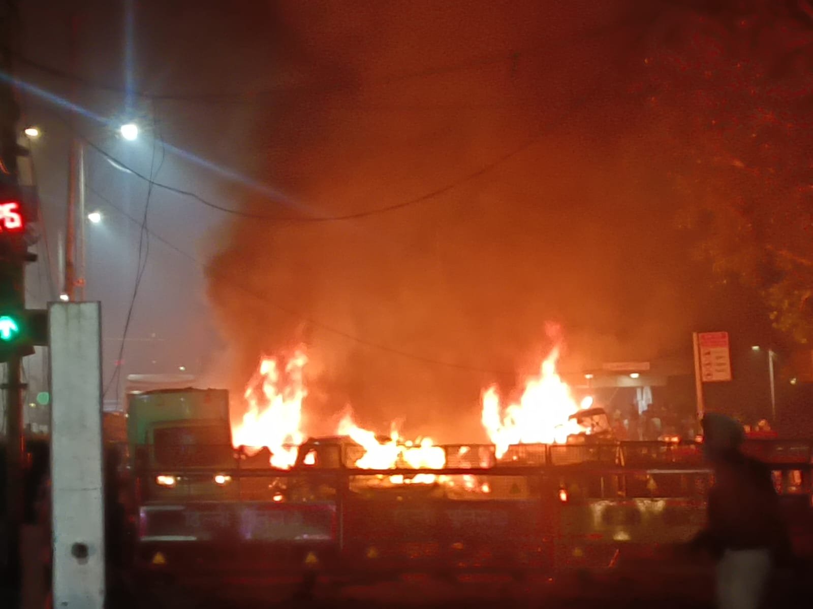 दिल्ली के लाल क़िला मेट्रो स्टेशन के गेट नंबर एक के पास सोमवार शाम एक कार में अचानक विस्फोट हो गया। धमाका इतना जबरदस्त था कि आसपास की कई गाड़ियां जलकर खाक हो गईं। हादसे में 11 लोगों की मौत और 24 लोग घायल हुए हैं। घायलों को एलएनजेपी अस्पताल में भर्ती कराया गया है। गृह मंत्री अमित शाह ने अस्पताल पहुंचकर स्थिति का जायजा लिया, जबकि प्रधानमंत्री नरेन्द्र मोदी ने उनसे फोन पर बातचीत कर रिपोर्ट मांगी। एनआईए, एफएसएल और दिल्ली पुलिस की टीमें जांच में जुटी हैं। घटना के बाद दिल्ली और एनसीआर में हाई अलर्ट घोषित किया गया है।