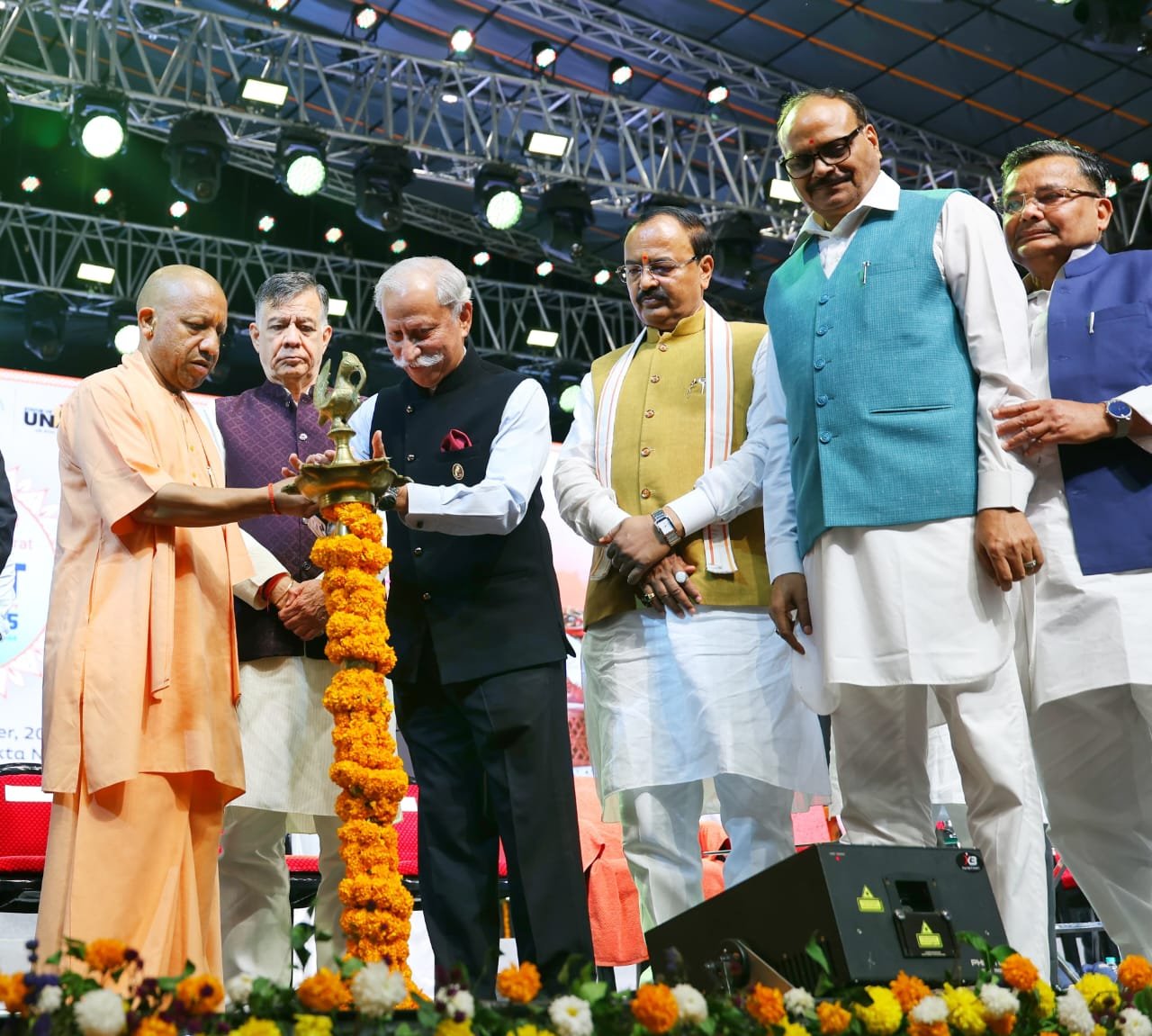 गुजरात के एकता नगर में आयोजित *भारत पर्व 2025* में मुख्यमंत्री योगी आदित्यनाथ ने सरदार वल्लभभाई पटेल की 150वीं जयंती पर श्रद्धांजलि अर्पित की। उन्होंने कहा कि लौहपुरुष पटेल भारत की अखंडता के शिल्पी थे और पीएम मोदी के नेतृत्व में “एक भारत श्रेष्ठ भारत” का संकल्प साकार हो रहा है। योगी ने स्टैच्यू ऑफ यूनिटी को भारत की एकता की प्रतिमूर्ति बताते हुए कहा कि नया भारत विरासत और विकास का संगम है। उन्होंने विभिन्न पवेलियनों का अवलोकन किया और यूपी कलाकारों की सांस्कृतिक प्रस्तुतियों की सराहना की। योगी ने कहा कि भारत आज समृद्ध, सुरक्षित और आत्मनिर्भर राष्ट्र के रूप में उभर रहा है।