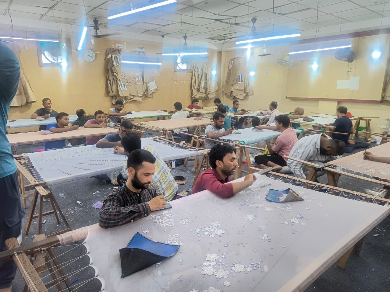 बरेली की जरी–जरदोजी कला अब ‘लोकल टू ग्लोबल’ मिशन के तहत दुनिया भर में अपनी चमक बिखेर रही है। ओडीओपी योजना से जुड़ने के बाद इस पारंपरिक कला को ब्रांडिंग, मार्केटिंग और निर्यात के नए अवसर मिले हैं। दिल्ली के भारत अंतर्राष्ट्रीय व्यापार मेले में बरेली के उद्यमी अपने आकर्षक उत्पादों के साथ वैश्विक ग्राहकों का ध्यान आकर्षित करने को तैयार हैं। यूरोप, ऑस्ट्रेलिया, सिंगापुर और खाड़ी देशों में इसकी मांग लगातार बढ़ रही है। लेदर जैकेट, बैग, गाउन्स और दुपट्टों पर की जाने वाली जरी–जरदोजी कढ़ाई अब अंतर्राष्ट्रीय बाजार में बरेली की नई पहचान बन चुकी है।