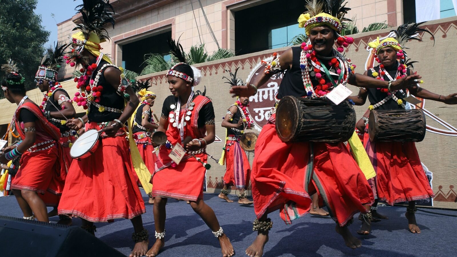मुख्यमंत्री योगी आदित्यनाथ के नेतृत्व में उत्तर प्रदेश की जनजातीय आबादी के जीवन में व्यापक परिवर्तन आया है। थारू, बुक्सा, गोंड, चेरो सहित 11 लाख से अधिक वनवासी परिवारों को आवास, स्वास्थ्य, शिक्षा, सड़क, बिजली और रोजगार की सुविधाएं सीधे पहुँचाई गईं। वनाधिकार, पीएम जनमन, एकलव्य विद्यालय, जनभागीदारी अभियान और संग्रहालय निर्माण जैसी योजनाओं ने इन समुदायों को सम्मान और मुख्यधारा से जोड़ने का काम किया। बुक्सा समुदाय के 815 परिवारों का पूर्ण संतृप्तिकरण सरकार की प्रतिबद्धता का उदाहरण है। योगी सरकार ने जनजातीय समाज को अधिकार, पहचान और अवसर तीनों दिलाए हैं।