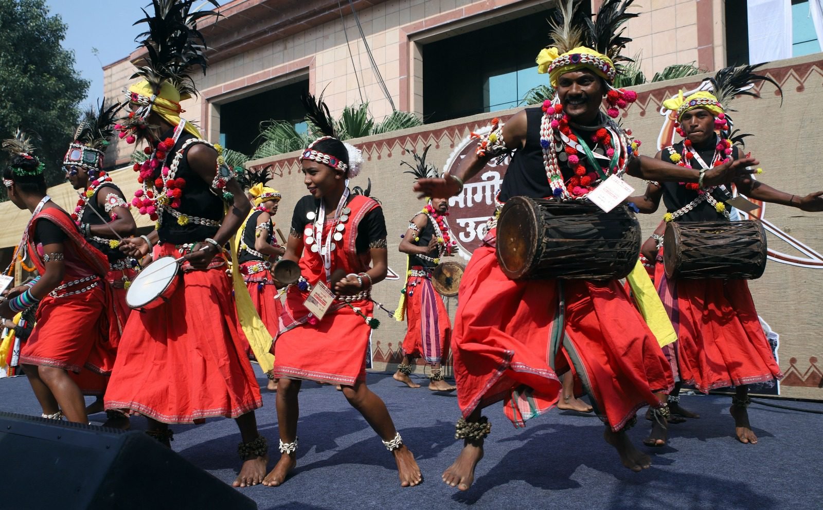मुख्यमंत्री योगी आदित्यनाथ के नेतृत्व में उत्तर प्रदेश की जनजातीय आबादी के जीवन में व्यापक परिवर्तन आया है। थारू, बुक्सा, गोंड, चेरो सहित 11 लाख से अधिक वनवासी परिवारों को आवास, स्वास्थ्य, शिक्षा, सड़क, बिजली और रोजगार की सुविधाएं सीधे पहुँचाई गईं। वनाधिकार, पीएम जनमन, एकलव्य विद्यालय, जनभागीदारी अभियान और संग्रहालय निर्माण जैसी योजनाओं ने इन समुदायों को सम्मान और मुख्यधारा से जोड़ने का काम किया। बुक्सा समुदाय के 815 परिवारों का पूर्ण संतृप्तिकरण सरकार की प्रतिबद्धता का उदाहरण है। योगी सरकार ने जनजातीय समाज को अधिकार, पहचान और अवसर तीनों दिलाए हैं।
