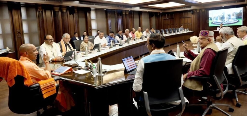 उत्तर प्रदेश कैबिनेट ने शुक्रवार को कई जनहितकारी फैसलों को मंजूरी दी है। किरायेदारी को औपचारिक बनाने और विवाद कम करने के लिए सरकार ने 10 वर्ष तक के किरायानामा विलेखों पर स्टाम्प शुल्क और रजिस्ट्रेशन फीस में बड़ी छूट प्रदान की है। चैनमैन को अब लेखपाल पद पर पदोन्नति का मौका मिलेगा, जिससे राजस्व विभाग की कार्यक्षमता बढ़ेगी। जनपद बागपत में PPP मोड पर मेडिकल कॉलेज के लिए 5.07 हेक्टेयर भूमि निःशुल्क हस्तांतरित होने से जिले को पहली बार मेडिकल शिक्षा सुविधा मिलेगी। दुकान और वाणिज्य अधिष्ठान अधिनियम को पूरे प्रदेश में लागू कर अधिक श्रमिकों को कानूनी संरक्षण प्रदान किया गया है। वृद्धावस्था पेंशन के लिए अब अलग आवेदन की जरूरत नहीं होगी—फैमिली आईडी के आधार पर पात्र वरिष्ठ नागरिकों का स्वतः चयन कर पेंशन स्वीकृत की जाएगी। कैबिनेट ने भारतीय महिला क्रिकेट टीम को वनडे विश्वकप जीत पर बधाई देते हुए दिल्ली की आतंकी घटना की निंदा भी की।