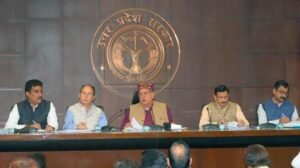 लखनऊ में कृषि मंत्री सूर्य प्रताप शाही ने पत्रकारवार्ता कर बताया कि रबी सीजन के लिए उत्तर प्रदेश में खाद और प्रमाणित बीजों की कोई कमी नहीं है। उन्होंने डीएपी, यूरिया और एनपीके की पर्याप्त उपलब्धता के आंकड़े जारी किए। मंत्री ने गन्ना मूल्य वृद्धि, पीएम-कुसुम योजना के पुनः आरंभ, सिंचाई क्षमता में बढ़ोतरी और फसल बीमा में हुई प्रगति की जानकारी भी दी। उन्होंने बताया कि किसानों को सब्सिडी पर 11 लाख क्विंटल प्रमाणित बीज उपलब्ध कराए जा रहे हैं। साथ ही सोलर पंपों से 87.75 लाख लीटर डीजल और 5.48 करोड़ यूनिट बिजली की बचत हुई है। सरकार किसानों की आय बढ़ाने को प्रतिबद्ध है।