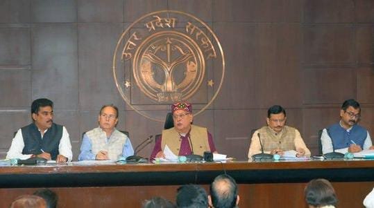 लखनऊ में कृषि मंत्री सूर्य प्रताप शाही ने पत्रकारवार्ता कर बताया कि रबी सीजन के लिए उत्तर प्रदेश में खाद और प्रमाणित बीजों की कोई कमी नहीं है। उन्होंने डीएपी, यूरिया और एनपीके की पर्याप्त उपलब्धता के आंकड़े जारी किए। मंत्री ने गन्ना मूल्य वृद्धि, पीएम-कुसुम योजना के पुनः आरंभ, सिंचाई क्षमता में बढ़ोतरी और फसल बीमा में हुई प्रगति की जानकारी भी दी। उन्होंने बताया कि किसानों को सब्सिडी पर 11 लाख क्विंटल प्रमाणित बीज उपलब्ध कराए जा रहे हैं। साथ ही सोलर पंपों से 87.75 लाख लीटर डीजल और 5.48 करोड़ यूनिट बिजली की बचत हुई है। सरकार किसानों की आय बढ़ाने को प्रतिबद्ध है।