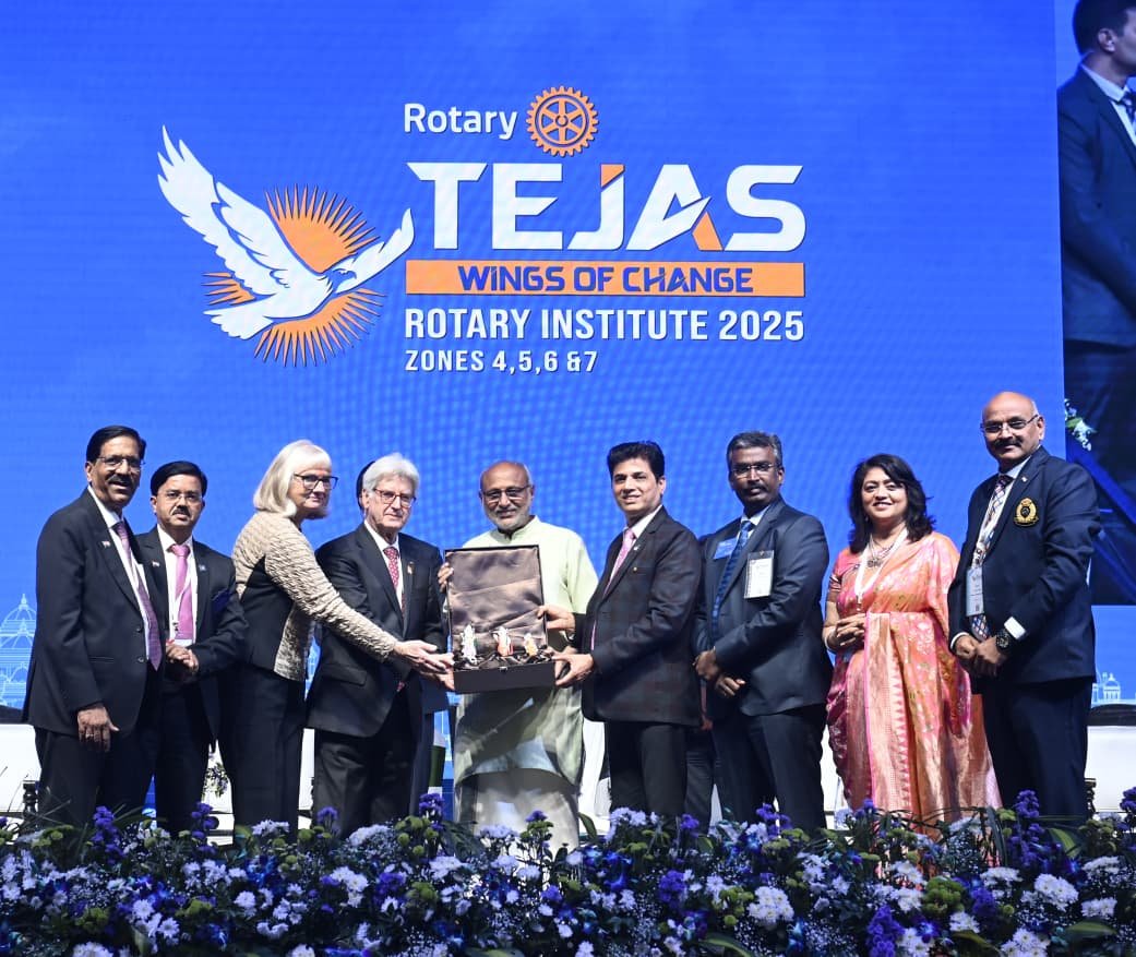 नई दिल्ली के यशोभूमि में आयोजित ‘रोटरी तेजस - विंग्स ऑफ चेंज’ कार्यक्रम का उद्घाटन उपराष्ट्रपति श्री सी. पी. राधाकृष्णन ने किया। 14–16 नवंबर तक चलने वाले इस आयोजन में 1,400 से अधिक रोटरी प्रतिनिधि शामिल हुए। उपराष्ट्रपति ने रोटरी के जन स्वास्थ्य, साक्षरता, स्वच्छ जल, पर्यावरण संरक्षण और शांति जैसे क्षेत्रों में किए गए योगदानों की सराहना की। उन्होंने ‘तेजस’ को ज्ञान, करुणा और राष्ट्र निर्माण का प्रतीक बताया तथा कहा कि सरकार और नागरिक संगठनों का सहयोग सतत विकास के लिए महत्वपूर्ण है। उन्होंने रोटरी को कौशल विकास, पर्यावरण और डिजिटल साक्षरता में नवाचार जारी रखने का आह्वान किया।